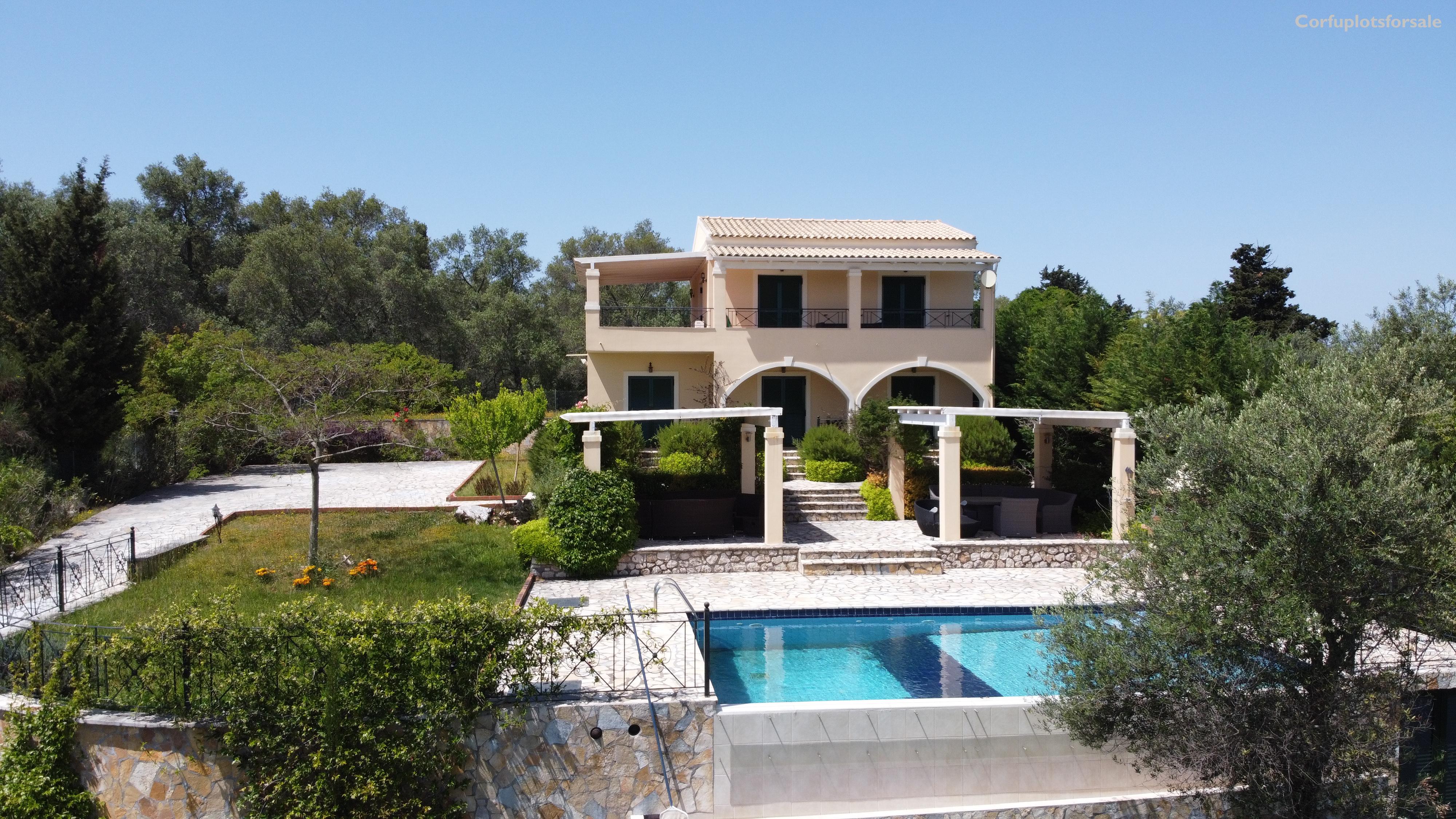 A 170 sq.m villa with basement and pool at the top of a hill in Poulades